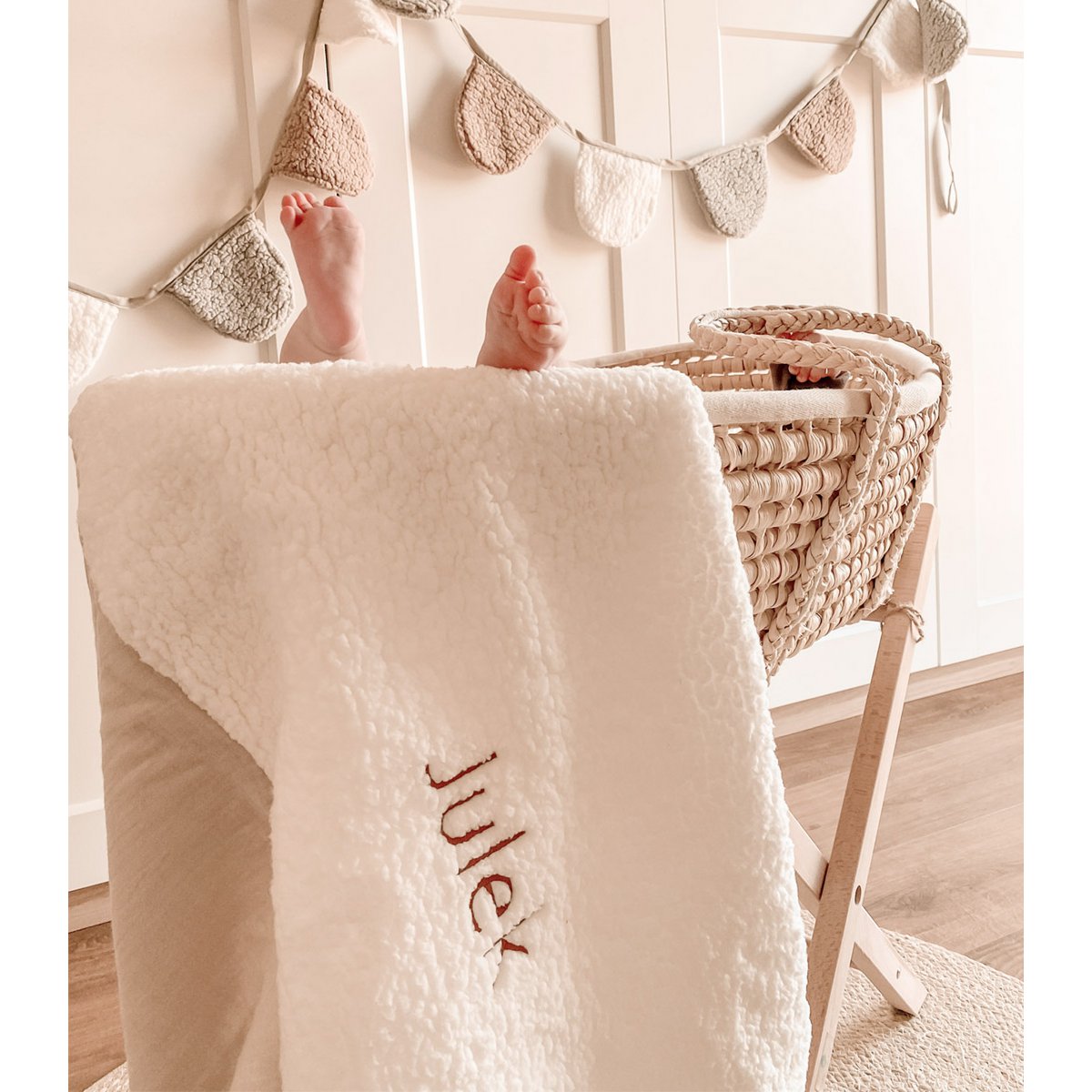 A soft "teddy" blanket with an individually selected, embroidered inscription - white