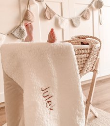 Eine weiche "Teddy"-Decke mit einer individuell ausgewählten, gestickten Aufschrift - weiß