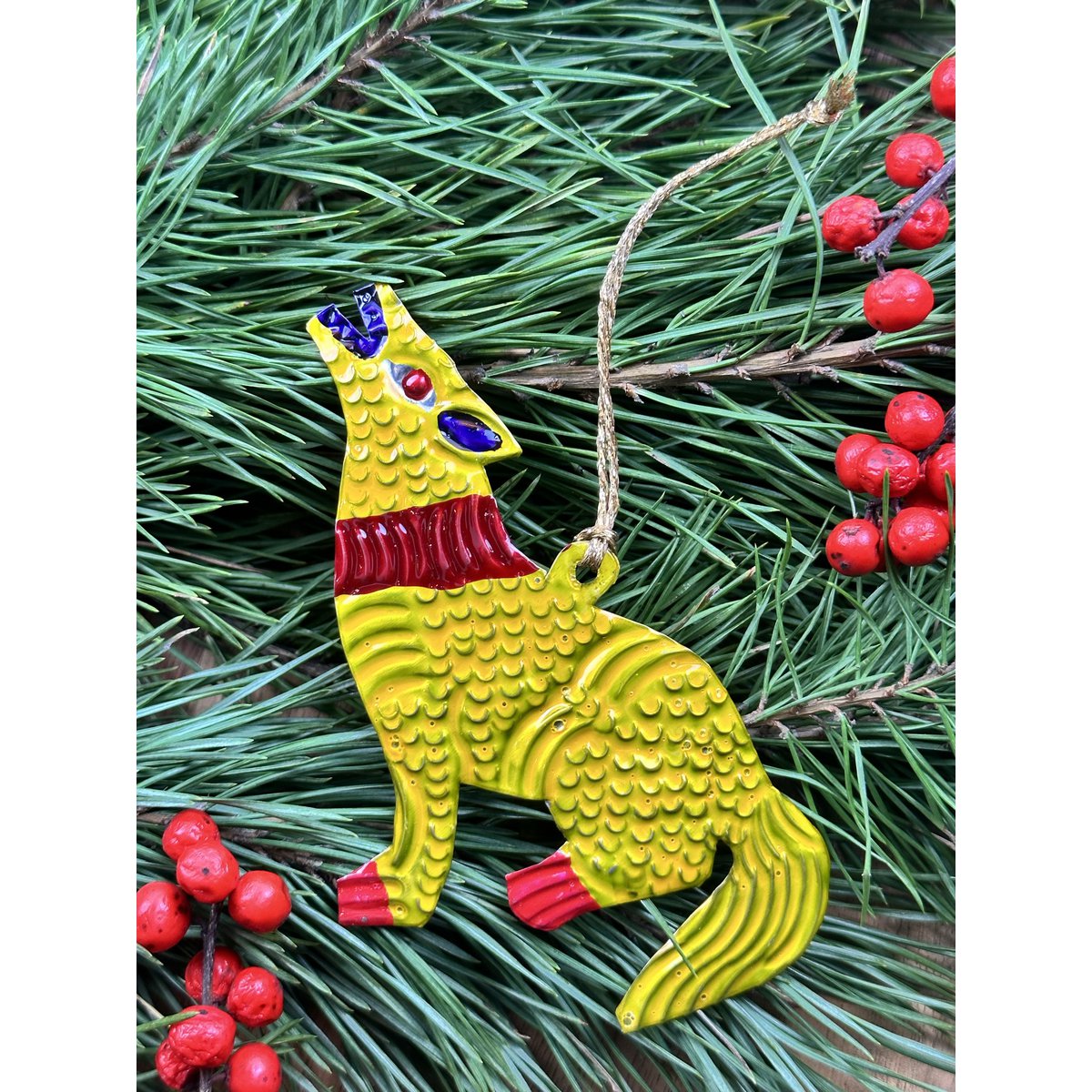 Gele coyote - ornament van blik