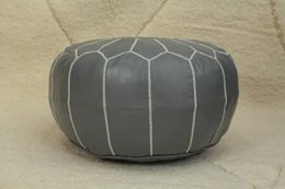 Pouf marocchino in pelle grigia