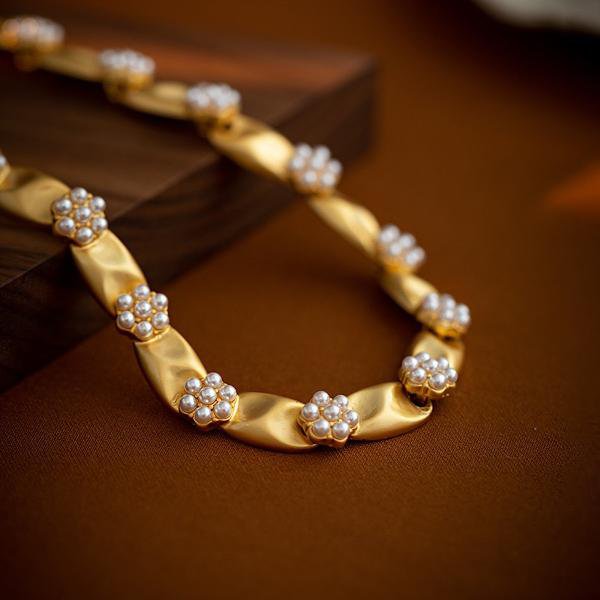 Collier ras du cou en perles et rubans d'inspiration Trifari