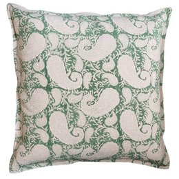 "Cushion with a large paisley fern pattern in green and white on a light background. The cushion is 50 x 50 cm in size and would be suitable for use on a couch or chair."

The image shows a decorative cushion with a large paisley fern pattern in shades of green and white on a light background. The cushion appears to be 50 x 50 cm in size, making it a good size for use on a couch or chair. The pattern has a classic, nature-inspired design that would complement a variety of home decor styles.