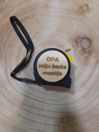  A black gardening tool with the text "Opa mijn beste maatje" (Grandpa my best buddy) printed on a circular label.