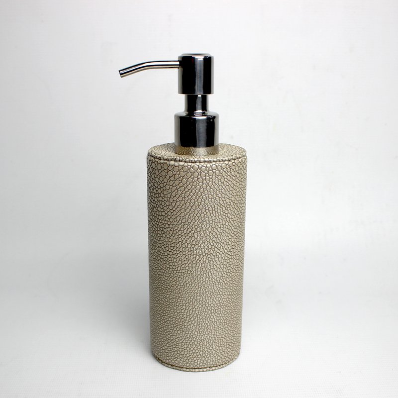 Seifenspender beige rund – Rochenhaut-Optik & Edelstahl