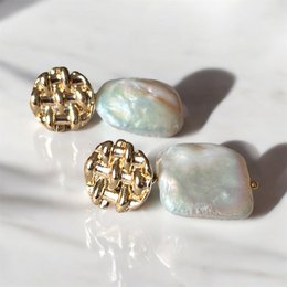 ARYA – Ohrringe mit rechteckiger Barockperle und Goldnadel