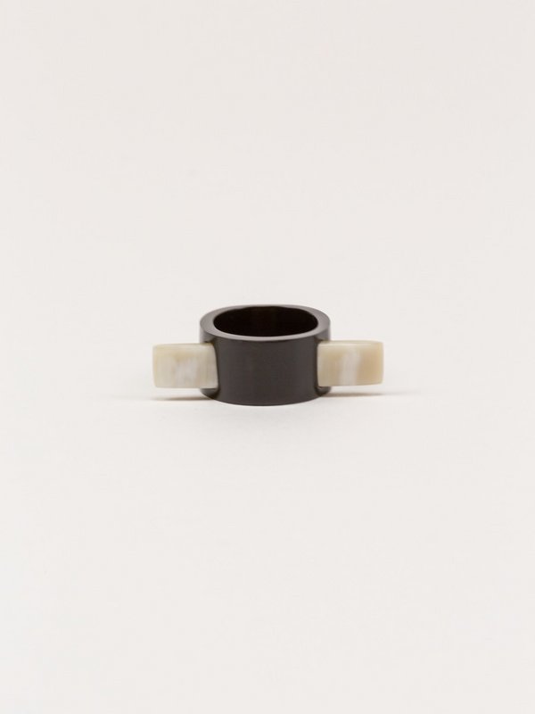 Tunnel ring in black horn 