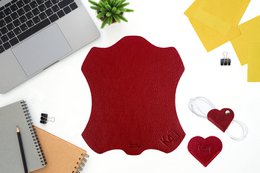 K0038VB | Made in Italy Heart Bookmark in genuine full-grain leather, dollar grain - Color Red - Dimensions: 6 x 5.5 x 0.5 cm - Packaging: rigid bottom/lid Gift Box