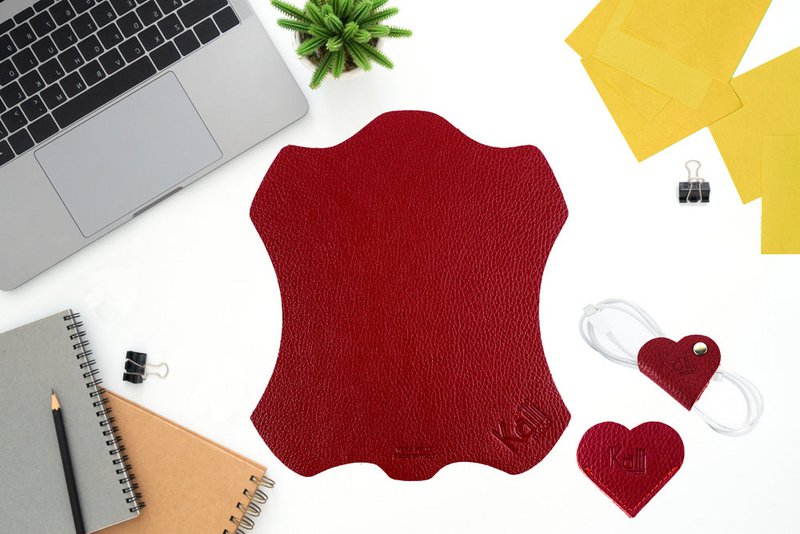 K0038VB | Made in Italy Heart Bookmark in genuine full-grain leather, dollar grain - Color Red - Dimensions: 6 x 5.5 x 0.5 cm - Packaging: rigid bottom/lid Gift Box