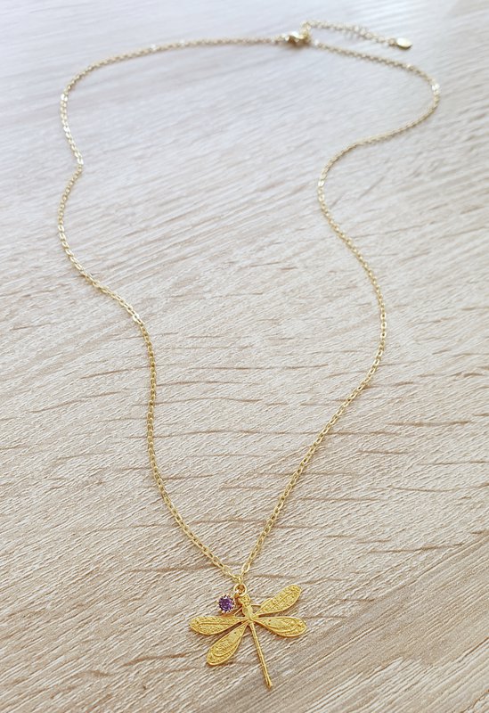 Collana di media lunghezza placcata in oro 18 carati con libellula e tanzanite