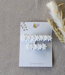 White daisy hair clips for mother and daughter, featuring a floral design with a butterfly accent. Suitable for casual or formal occasions.