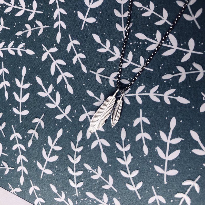 Feather Party necklace