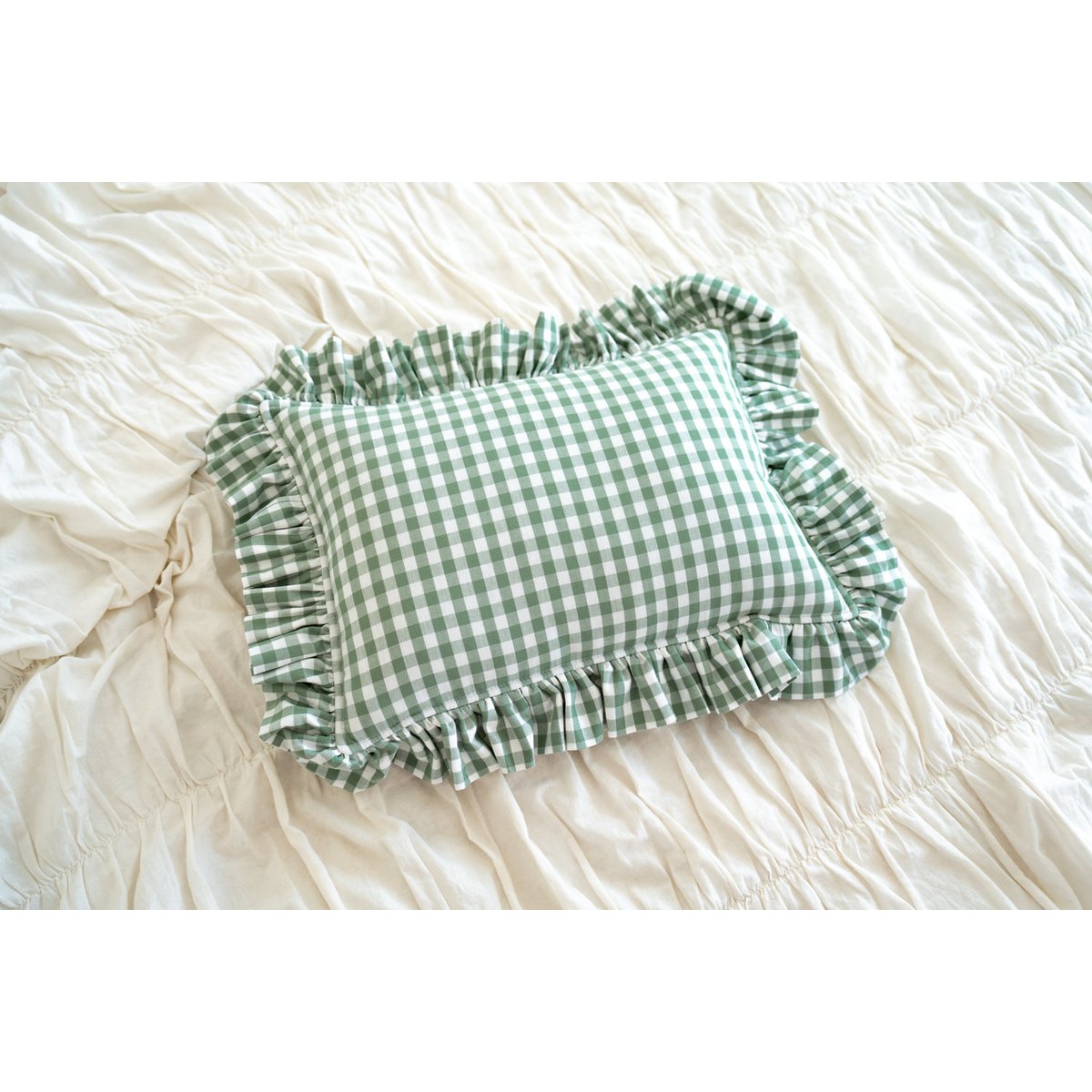 Decorative pillow with ruffle "Sage check"