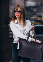 RB2004A | Borsa Shopping Trasformabile in Bauletto in Vera Pelle pieno fiore, grana dollaro/leggera. Doppio manico. Colore Nero. Dimensioni: cm 43 x 36 x 14. Confezione: Sacchetto in Tessuto non Tessuto