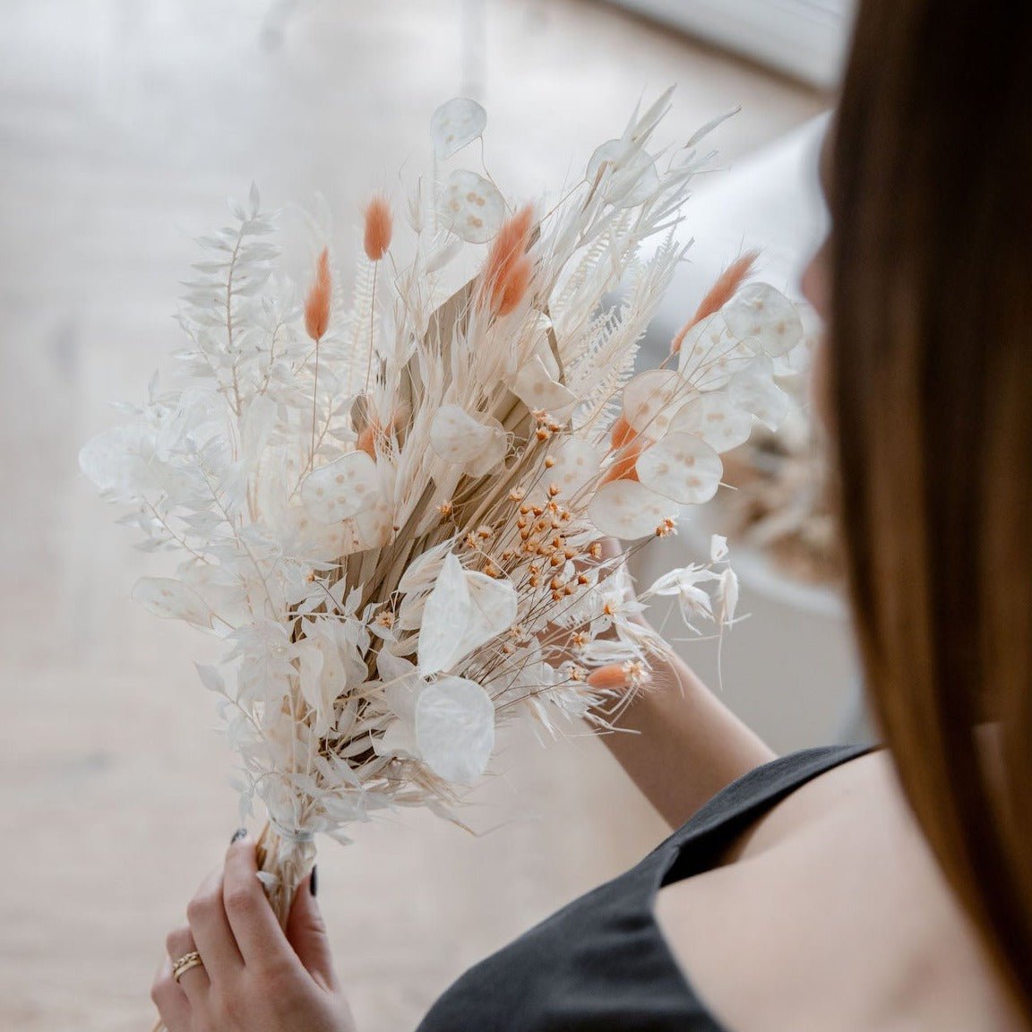 Palm Peach: airy beauty in white and pastel