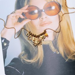 Collar de cuentas con dijes 'Besada por el sol'