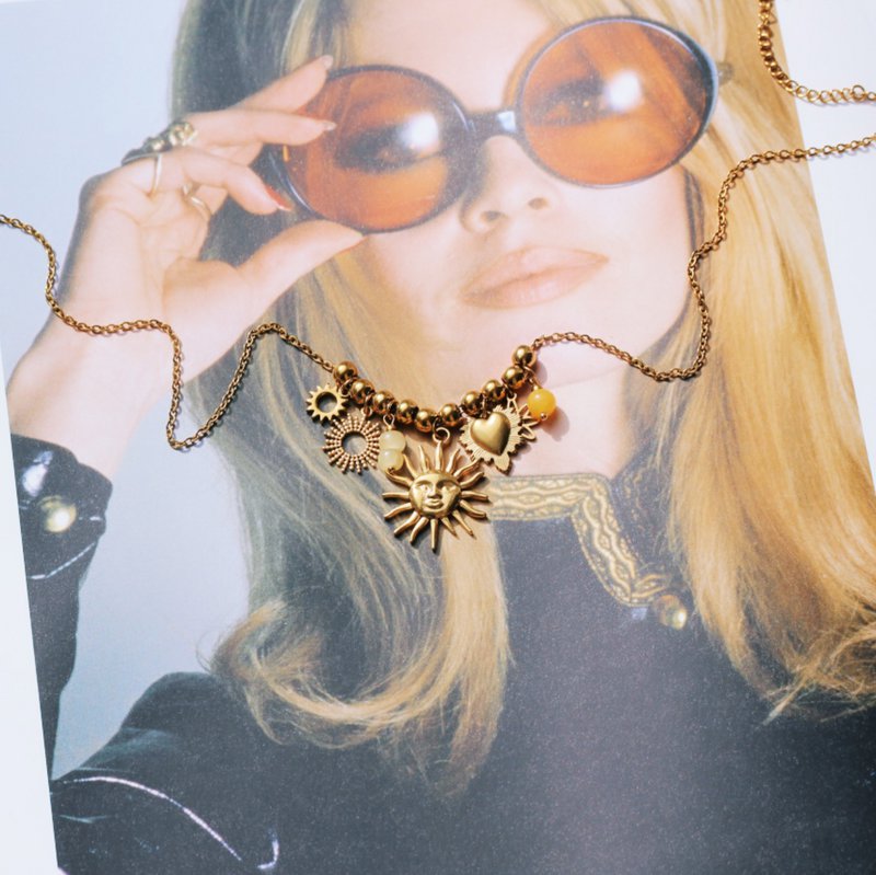 Collar de cuentas con dijes 'Besada por el sol'