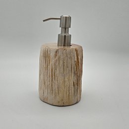 Zeepdispenser van versteend hout