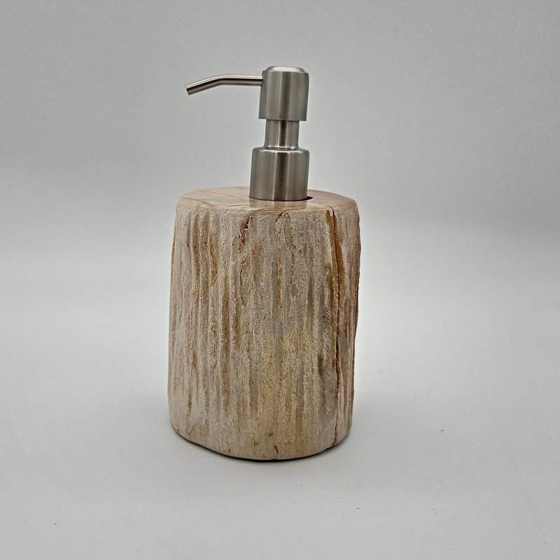 Zeepdispenser van versteend hout