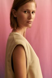 Tabea sweatervest i sandfarve til kvinder