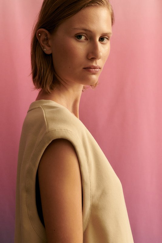 Tabea sweatervest i sandfarve til kvinder