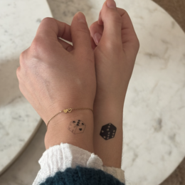 Temporäres Valentinstag-Tattoo: Die Würfel
