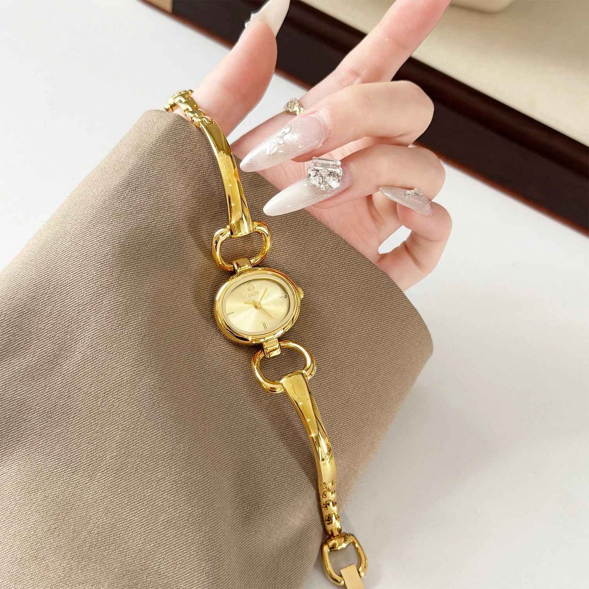 Herald – Damen-Quarzuhr im Vintage-Stil in Burgunderrot mit ovalem Gehäuse