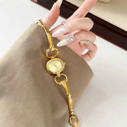 Herald – Damen-Quarzuhr im Vintage-Stil in Burgunderrot mit ovalem Gehäuse