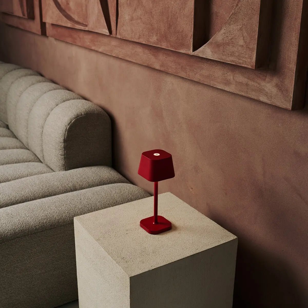 Lampe de table rechargeable rouge Ava Berry