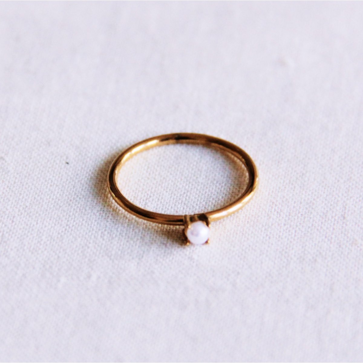 Minimalistischer Ring mit Miniperle – Gold