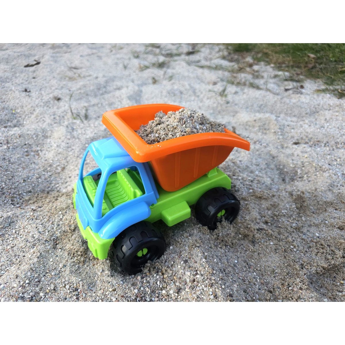 Legetøjstipvogn, lavet af farverig plastik, ca 20 x 15 x 13,5 cm i størrelsen