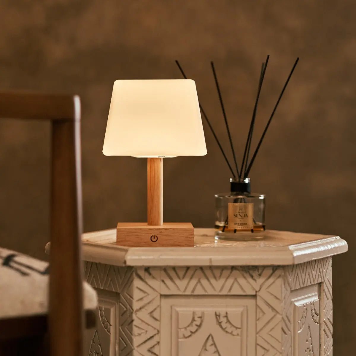 Lampada da tavolo ricaricabile Tommy in legno marrone chiaro
