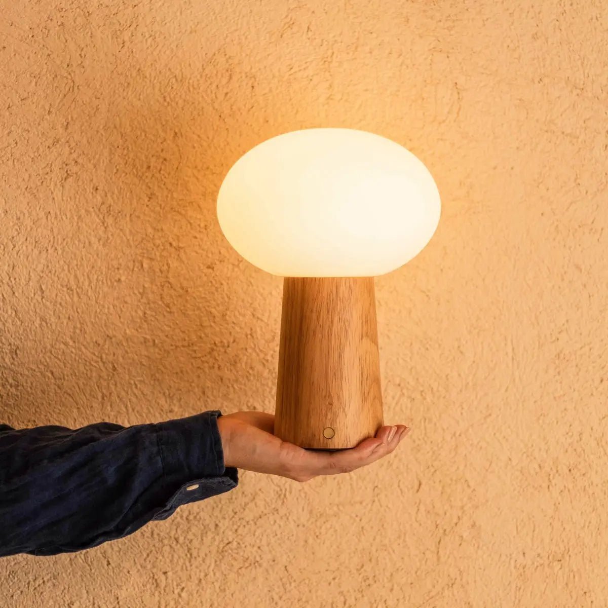 Max Hellbraune kabellose Tischlampe aus Holz
