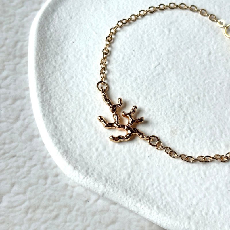 Corallina – Verstellbares goldenes Korallenarmband