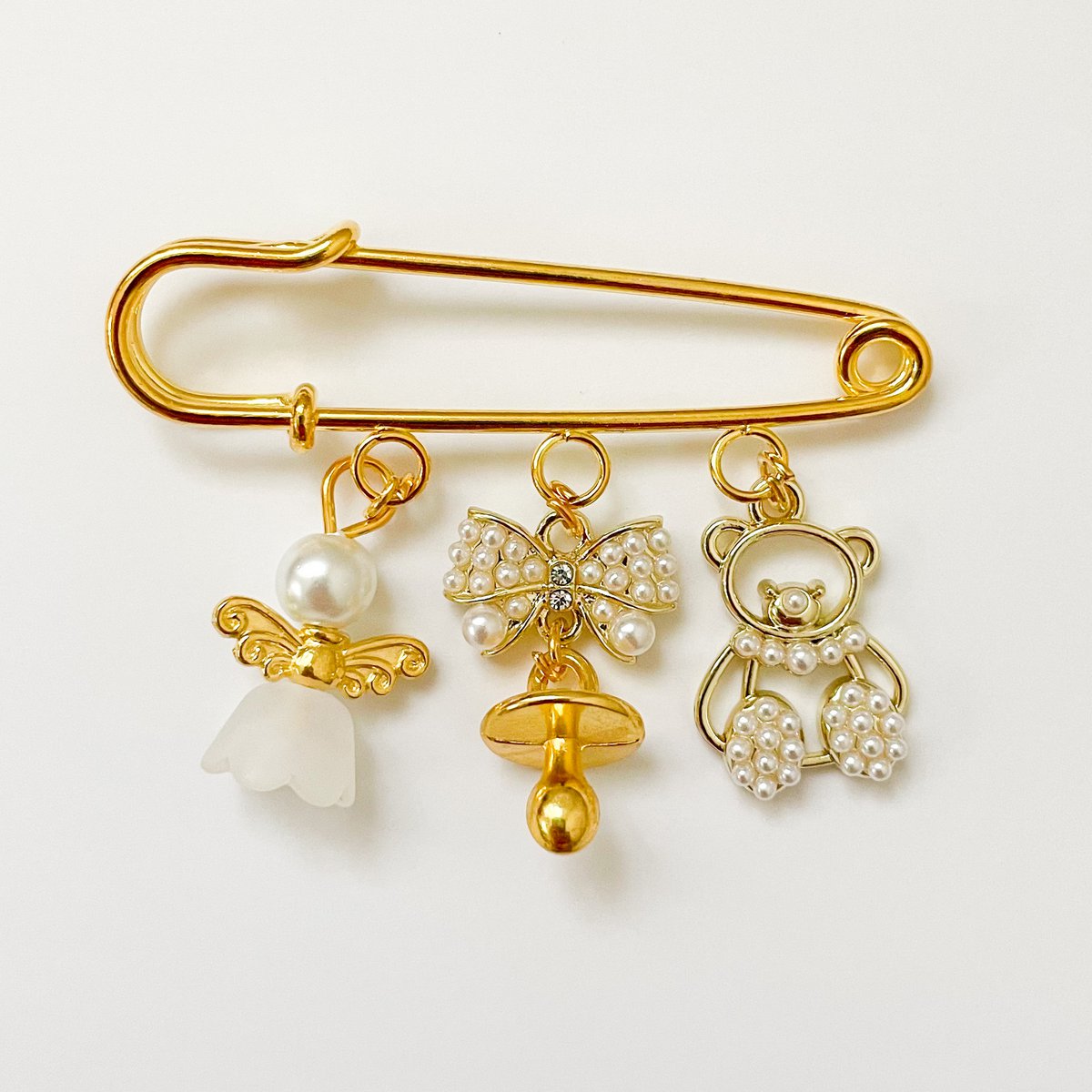 Pin lykkeamulet til babyer som gave til fødsel eller dåb, med 4 charms
