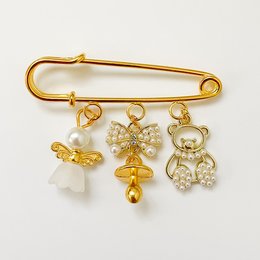 Pin lykkeamulet til babyer som gave til fødsel eller dåb, med 4 charms