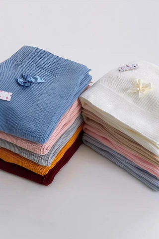 Weiche Baby-Strickdecke mit Schleife, 80 x 80 cm