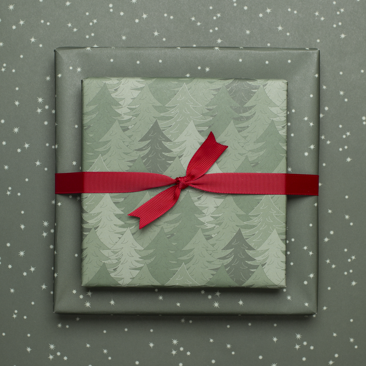 Papel de regalo navideño sostenible verde, papel de regalo Árboles de Navidad y estrellas: papel de regalo de doble cara fabricado con papel 100% reciclado