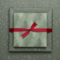 Nachhaltiges Weihnachts-Geschenkpapier grün, Geschenkpapier Weihnachtsbäume und Sterne - doppelseitiges Geschenkpapier aus 100% Recyclingpapier