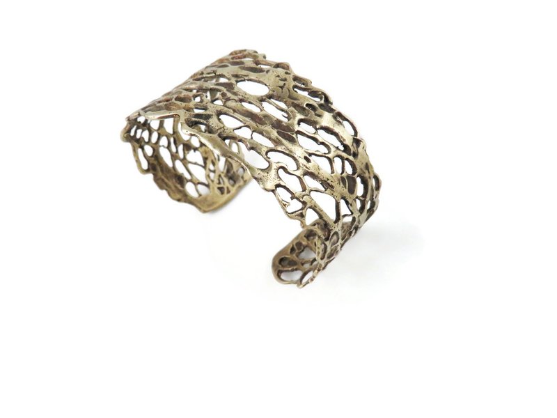 Breites Manschettenarmband aus patinierter Bronze – organisch durchbrochen