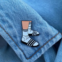 Pin di smalto "calzini e pantofole"