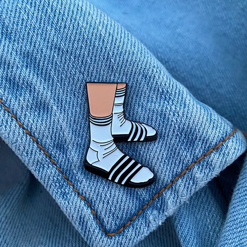 Pin di smalto "calzini e pantofole"