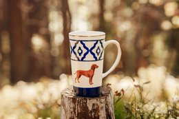 Taza de té modelo Vizsla de cerámica pintada a mano con motivo Vizsla, borde dorado y mango bañado en oro, 250 ml. Contenido de la taza disponible en rojo, verde y azul. Copiar