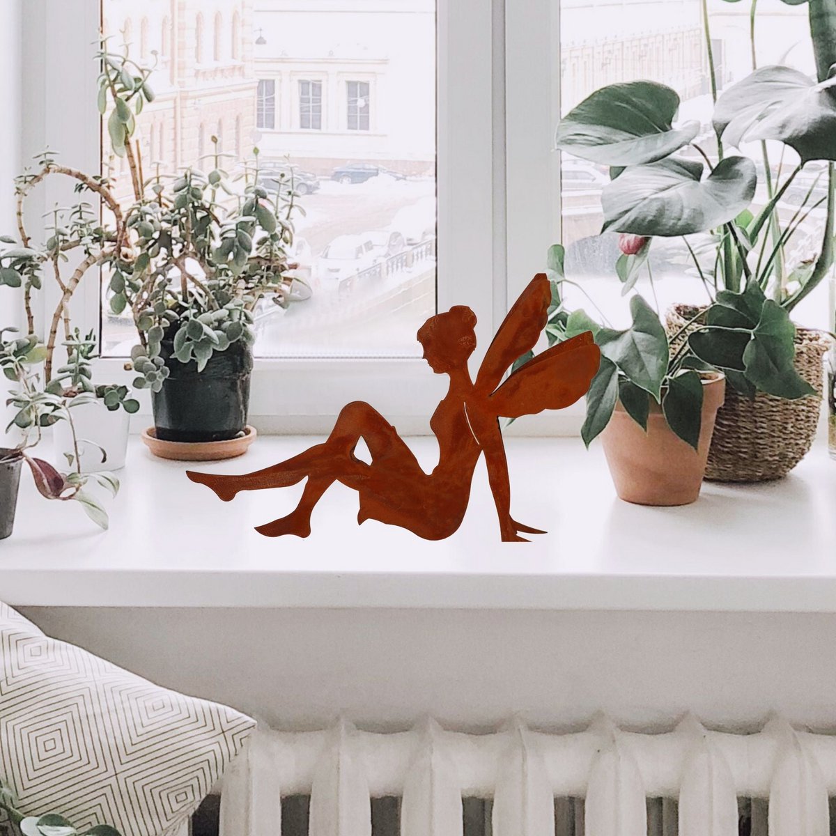 Rust metal fairy sitting | 19cm x 29cm | Vintage decorative figure in patina