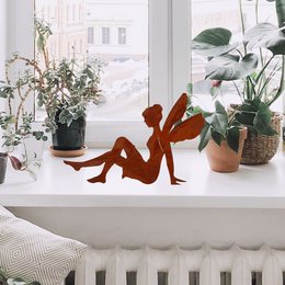 Rust metal fairy sitting | 19cm x 29cm | Vintage decorative figure in patina