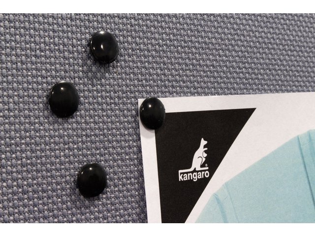 Chinchetas Kangaro tapa negra latón caja plástico 100uds