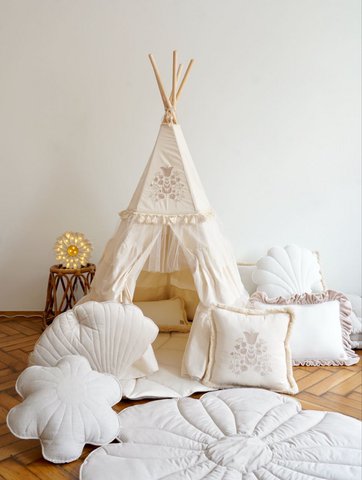 „Boho“ Tipi-Zelt mit Rüschen und Stickerei