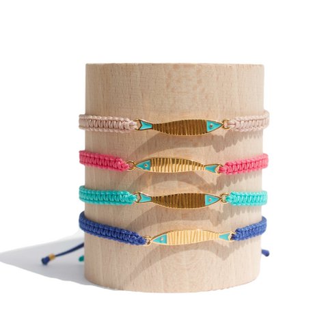 MAGDALENA kleurrijke macramé armband met gouden visbedel