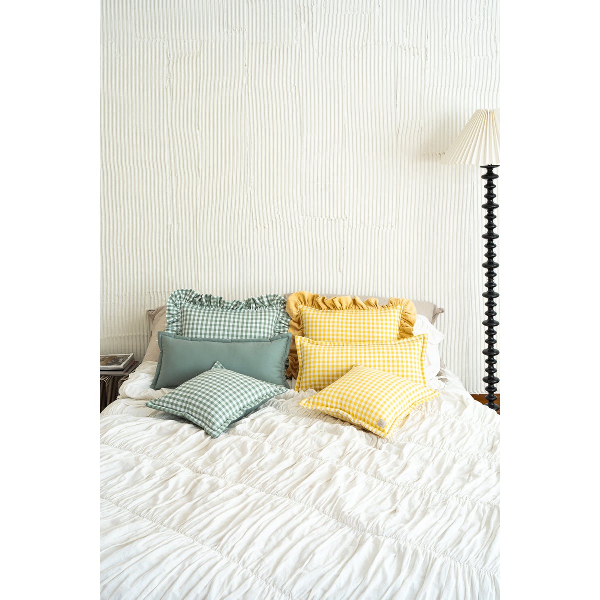 Decorative pillow with ruffle "Sage check"