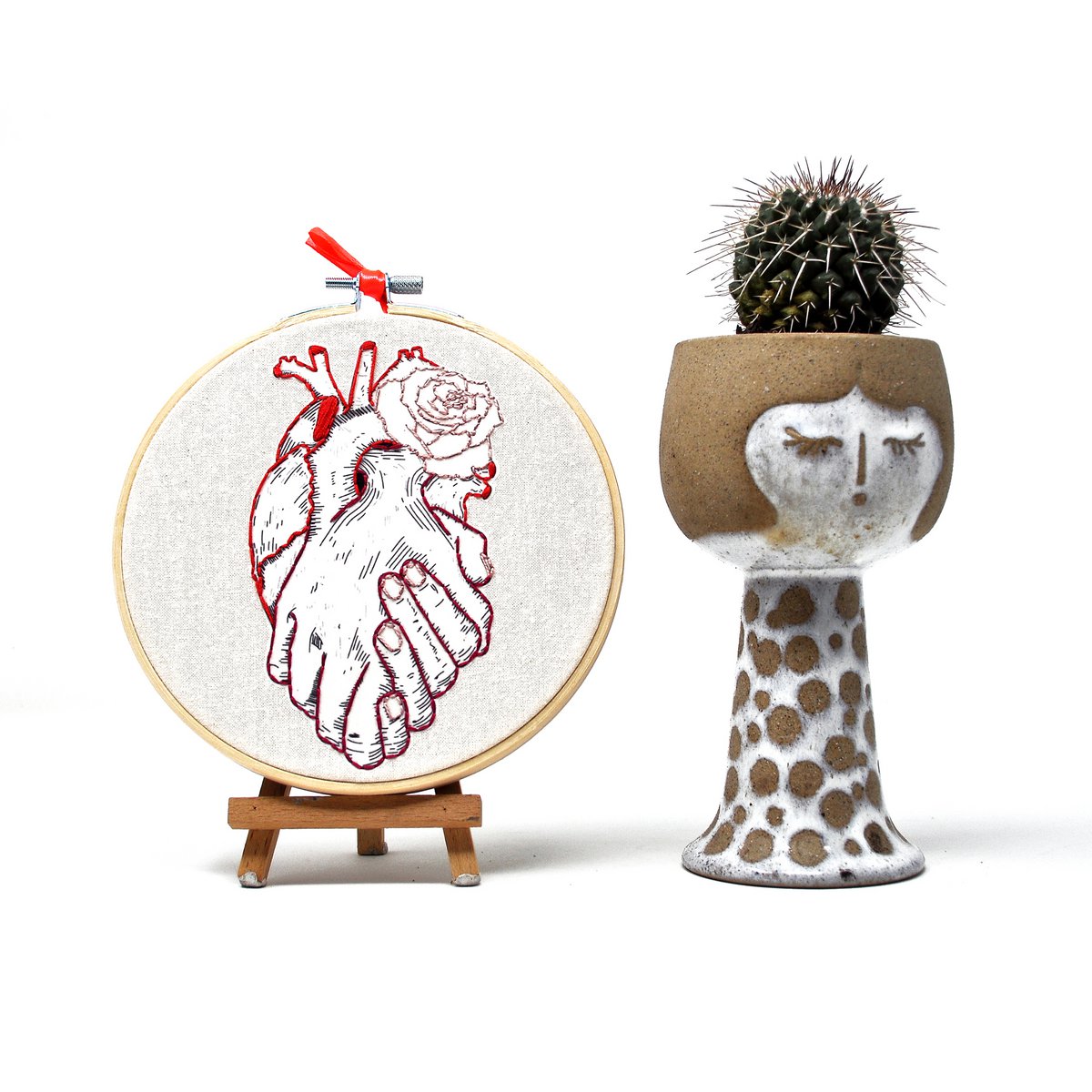 Arte da parete con telaio da ricamo fatto a mano - Cuore anatomico - Decorazione da parete in tessuto 15 cm - Regalo di San Valentino