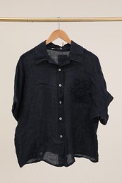 Camicia con un riferimento di fiori di lino. 20341